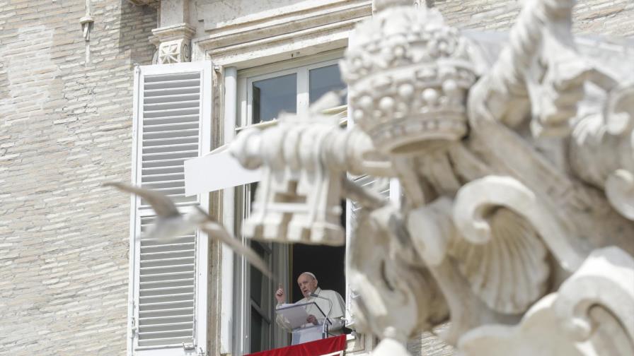 El papa Francisco reaparece en público, dando bendición