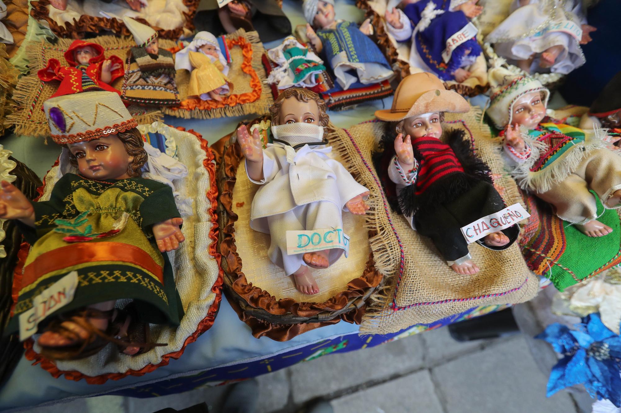 Fotografía de imágenes del niño Jesús en un puesto de la feria navideña, el 7 de diciembre de 2020, en La Paz (Bolivia). (EFE/ Martin Alipaz)