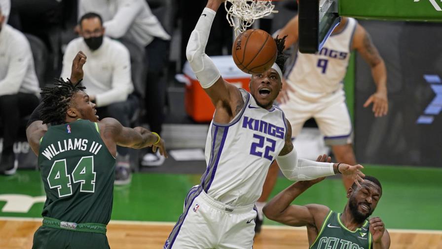 Kings vencen 107-96 a Celtics y barren la serie