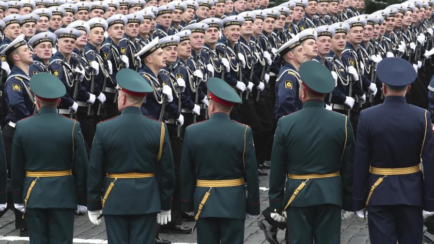 Putin alerta en un desfile de la persistencia de ideas nazis