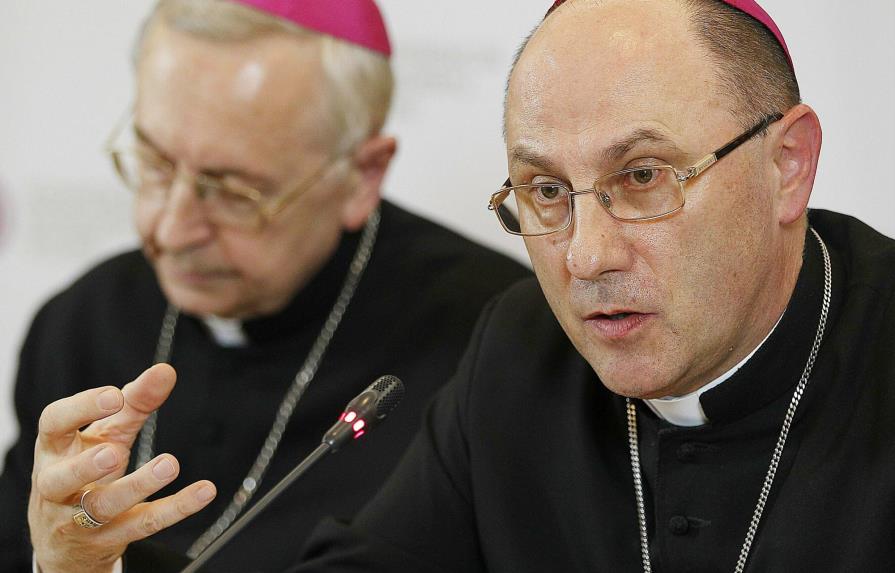 El papa acepta renuncia de obispo acusado de encubrir abusos