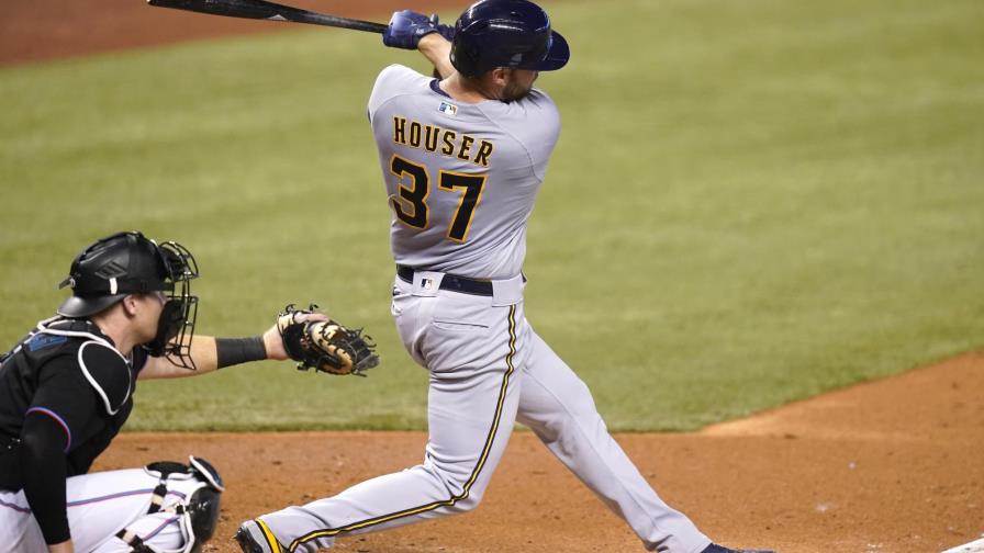 Houser pega jonrón y poncha a 10 en victoria de Cerveceros