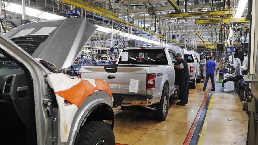 Fuentes AP: Fabricantes de autos de EEUU cerrarán fábricas Fuentes AP: Fabricantes de autos de EEUU cerrarán fábricas