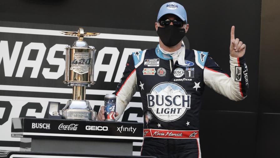 Harvick aprovecha choque de Hamlin y gana el Brickyard 400