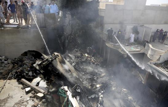 Cae avión de pasajeros en Pakistán; más de 100 muertos