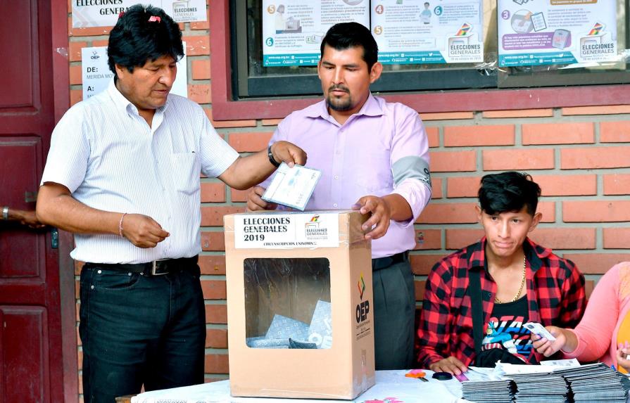 Evo Morales emite su voto con optimismo y “mucha confianza” en los resultados