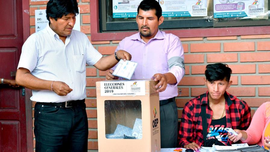 Evo Morales emite su voto con optimismo y “mucha confianza” en los resultados