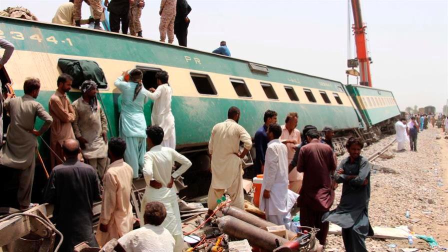 Suben a 40 los muertos en la colisión de dos trenes en Pakistán Suben a 40 los muertos en la colisión de dos trenes en Pakistán