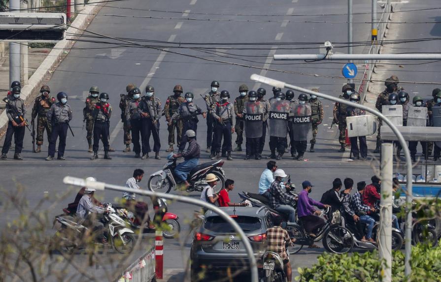 Policía de Myanmar endurece represión contra las protestas