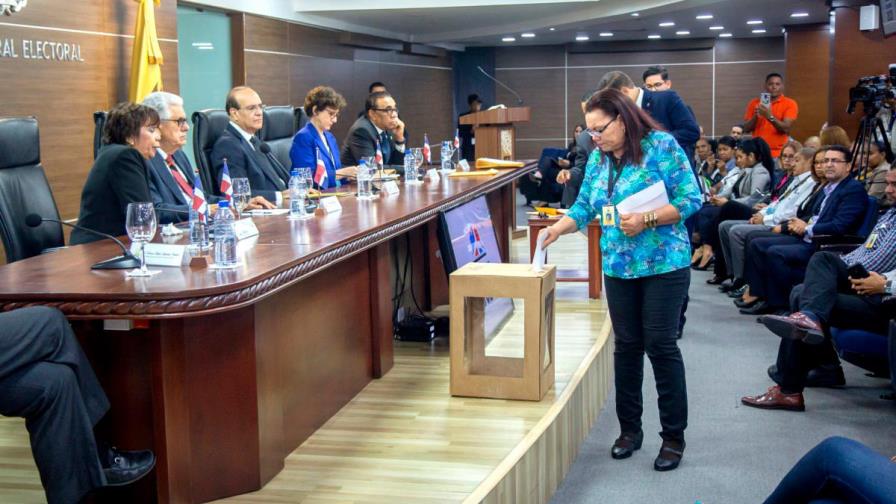 Quedaron empate en las primarias y la suerte decidió quién sería el ganador