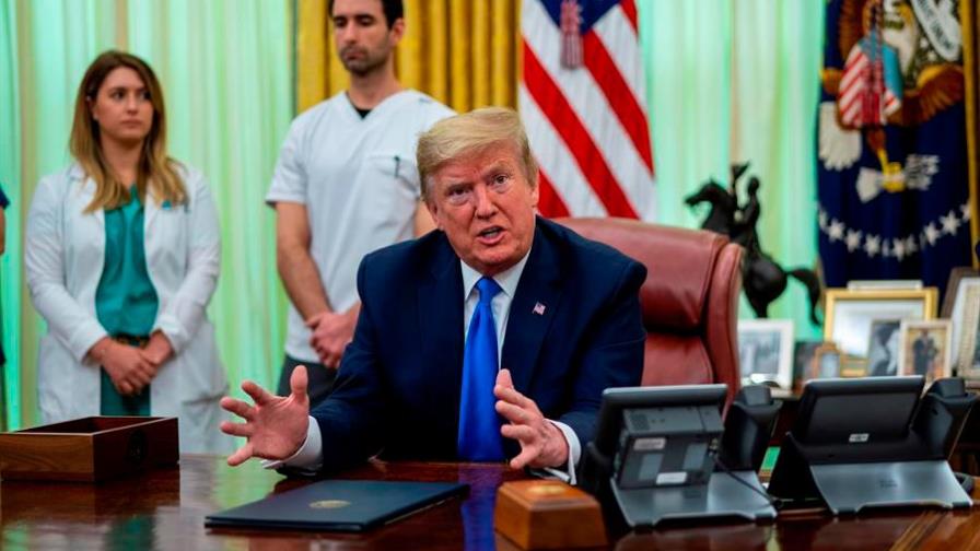 Trump cede a la polémica y mantiene su sala de crisis contra el coronavirus