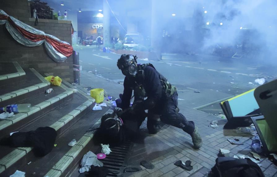 Policía allana universidad ocupada por manifestantes en Hong Kong