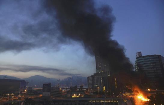 La policía allana una universidad en Hong Kong