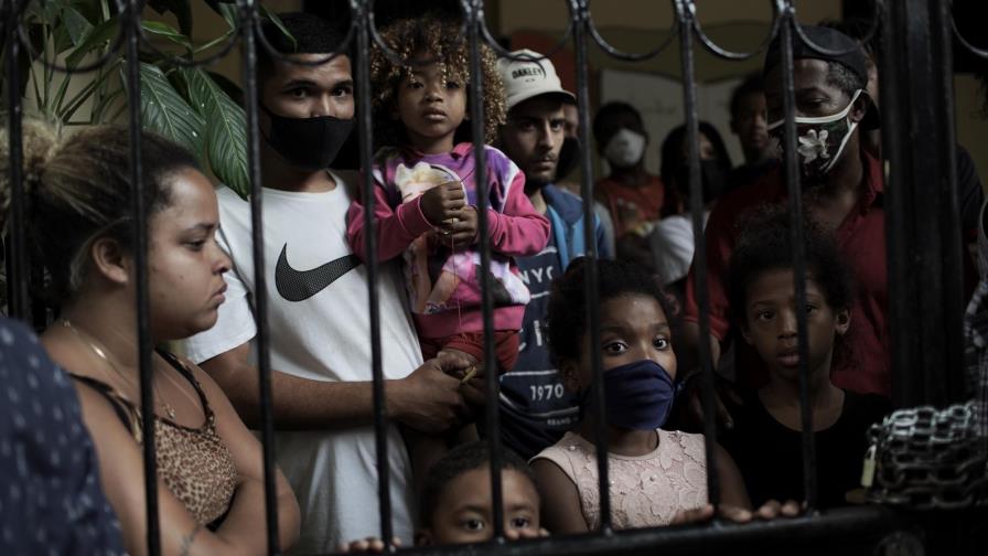 Reducción de ayudas por pandemia afecta a pobres en Brasil