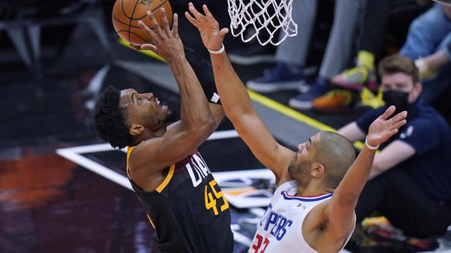 Mitchell anota 37, Jazz gana y se adelanta 2-0 a Clippers
