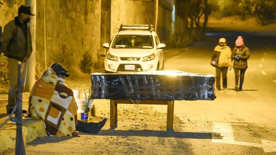 Bolivia: servicios fúnebres colapsados, velorio en la calle