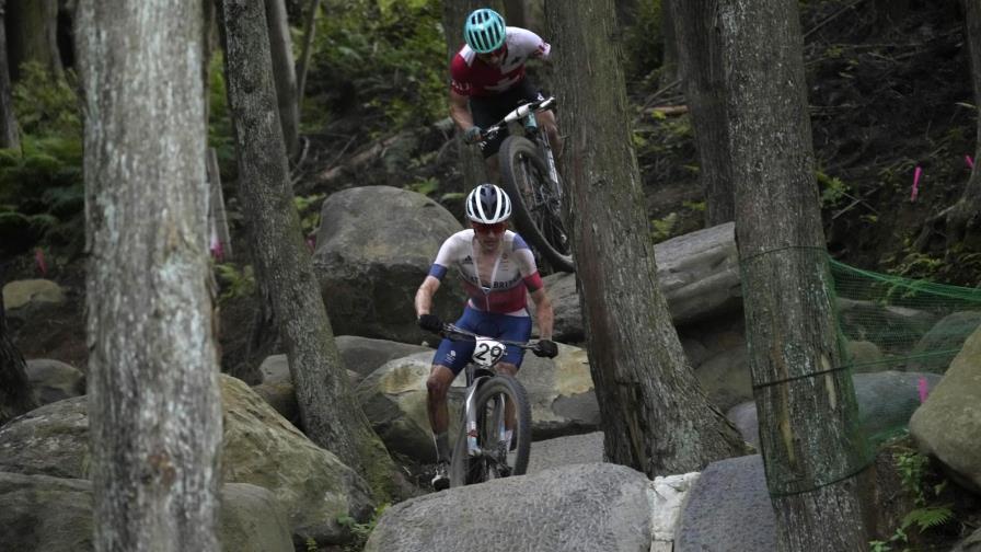 Británico Pidcock se corona en ciclismo de montaña