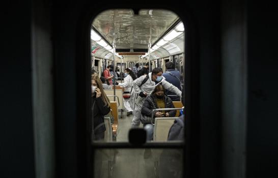 Dos comerciantes sobreviven desinfectando metro chileno Dos comerciantes sobreviven desinfectando metro chileno