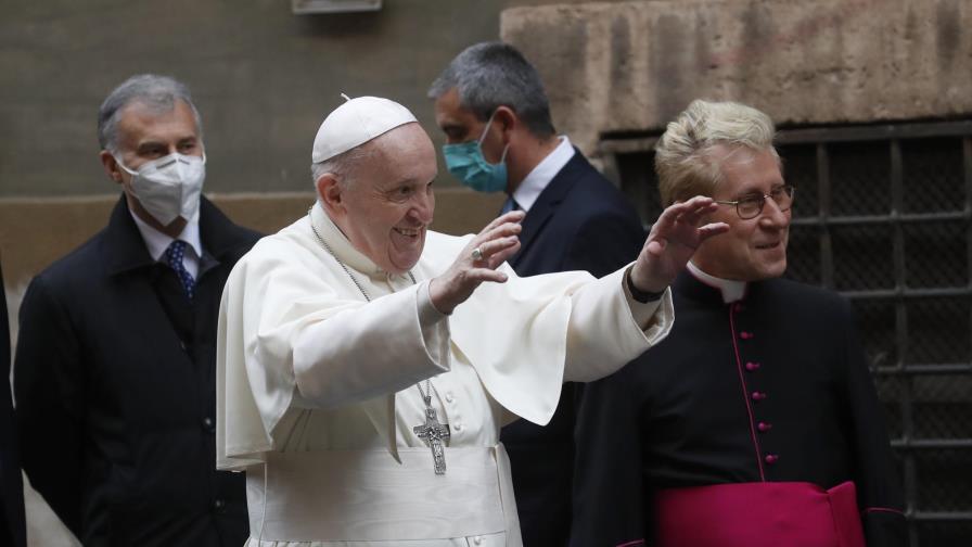 Papa advierte que la Tierra se enfila a la autodestrucción