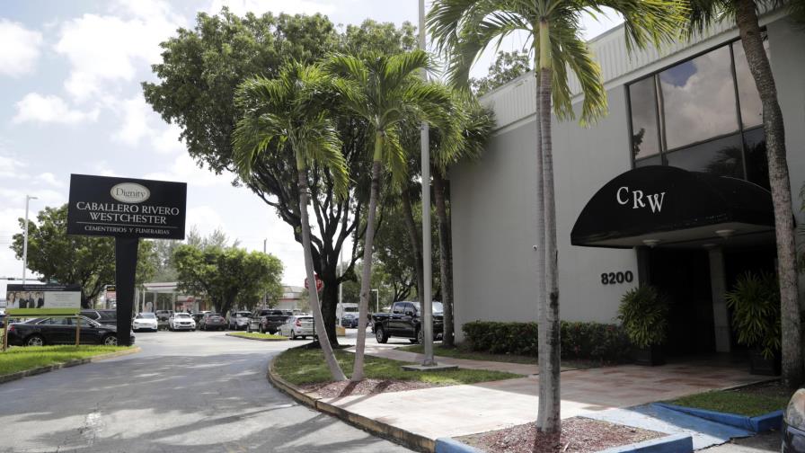 Restos de José José son preparados para velorio en Miami