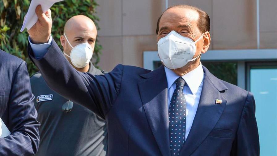 Berlusconi sigue dando positivo al coronavirus un mes después de su contagio