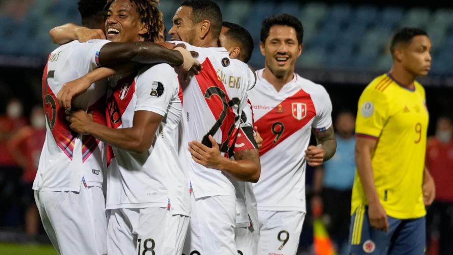 Mina anota en su arco; Perú vence a Colombia y revive Mina anota en su arco; Perú vence a Colombia y revive