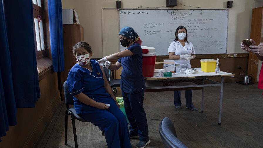 Vacunan a 3,1 millones de chilenos; 75% de adultos mayores