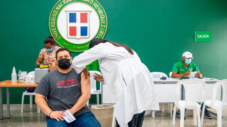 Continúa asistencia masiva a centros de vacunación Continúa asistencia masiva a centros de vacunación