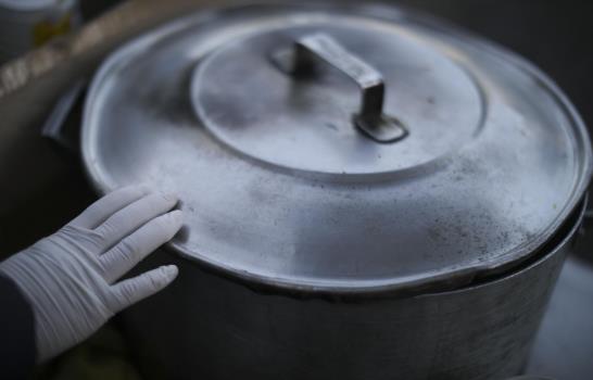 Ollas comunitarias regresan para contener el hambre en Perú