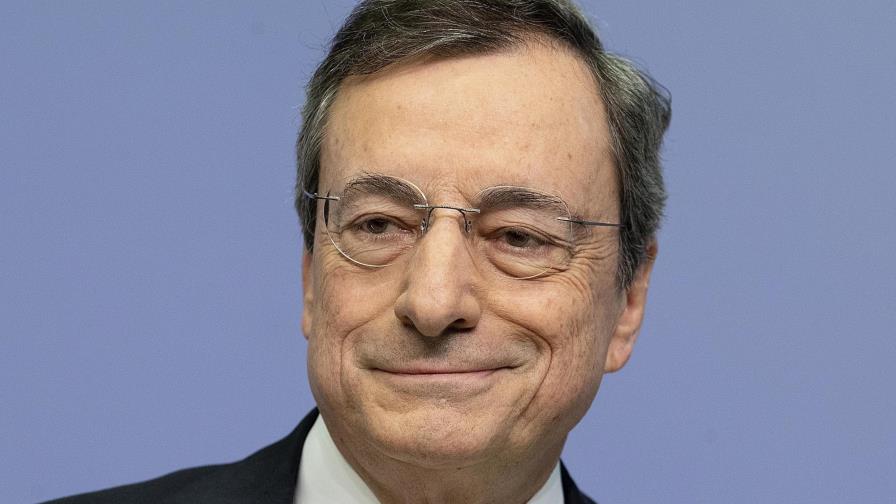 Draghi deja el BCE tras ayudar al rescate de eurozona