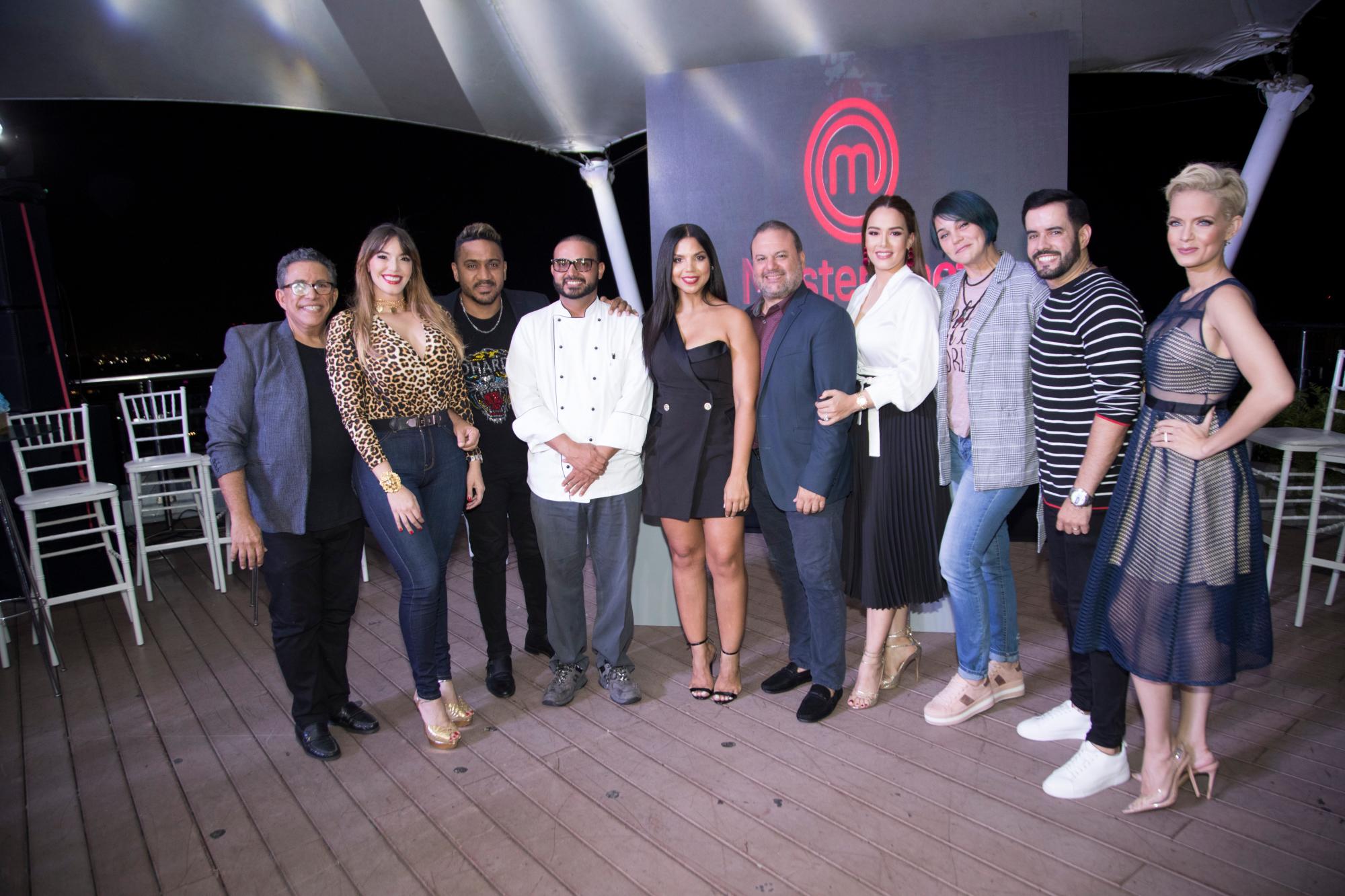 El jurado junto a las celebridades participantes.