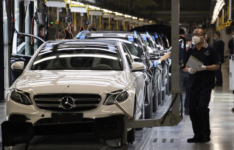 Mercedes llamará a talleres 660.000 vehículos en China