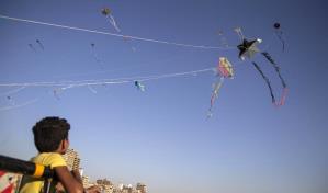 Miles de cometas sirven de escape al coronavirus en El Cairo 