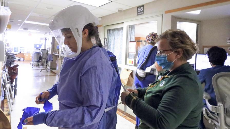 Ante alza de COVID en EEUU, hospitales buscan más personal