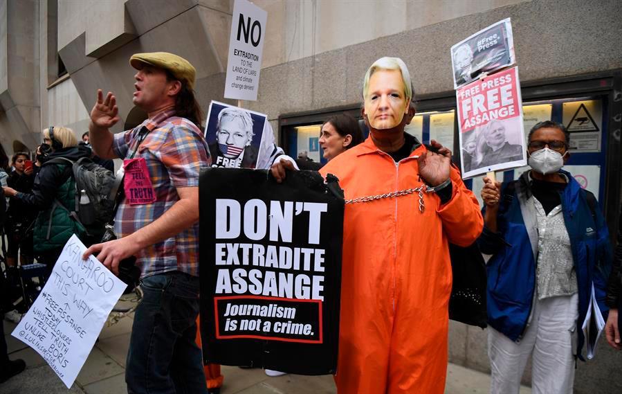 Jueza británica rechaza aplazar juicio de Assange a petición de la defensa