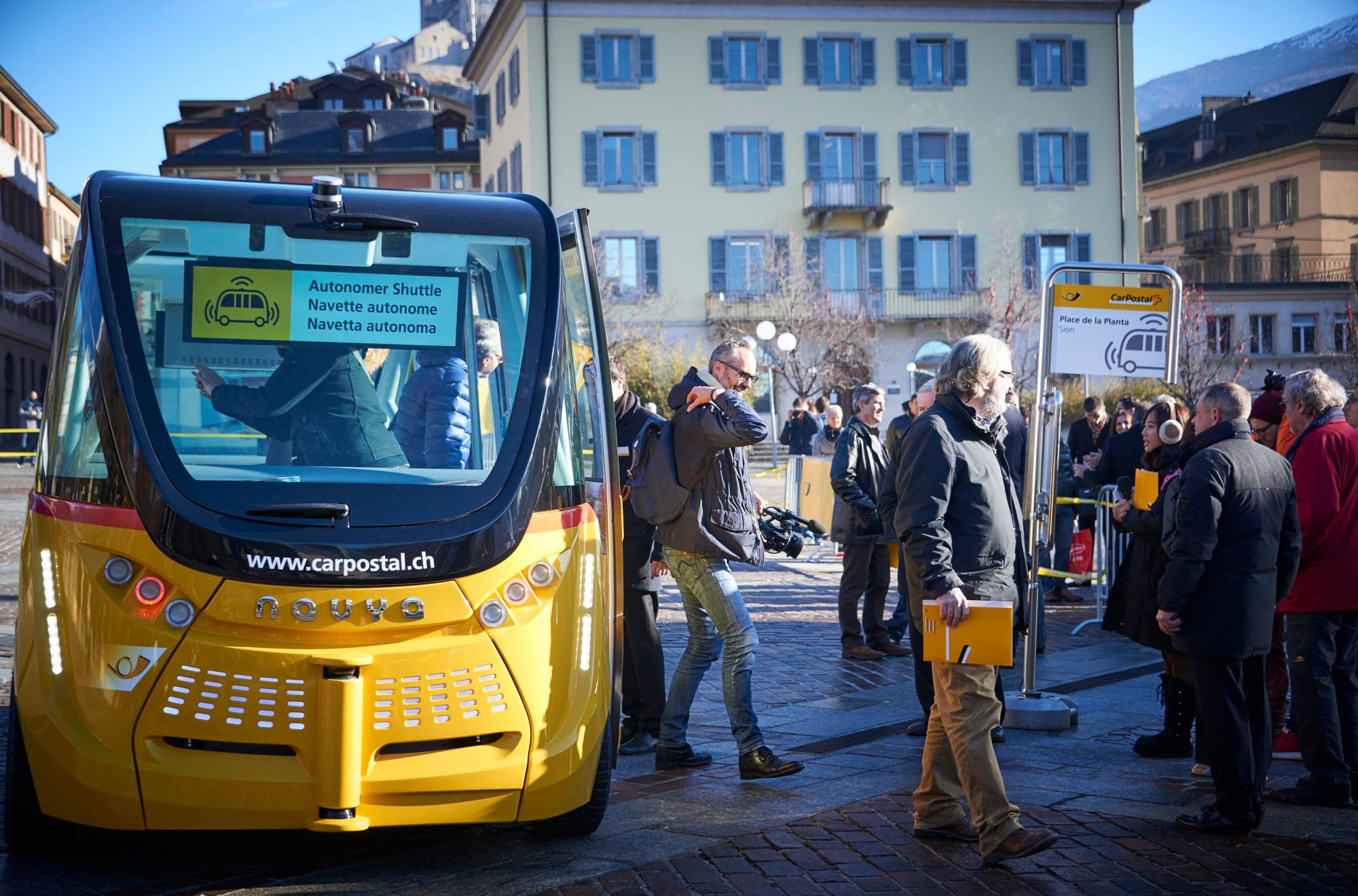 Dos pequeños autobuses sin conductor, de 4,80 metros de largo y 2,05 metros de ancho, para nueve personas de pie, comenzarán a circular y transportar pasajeros el segundo semestre del año en Sion