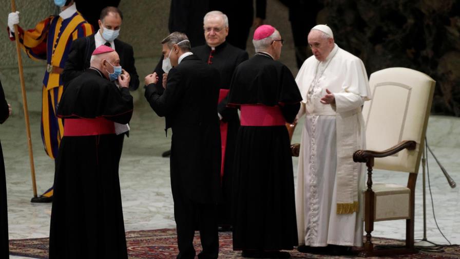 El papa reanuda las audiencias en interior sin mascarilla