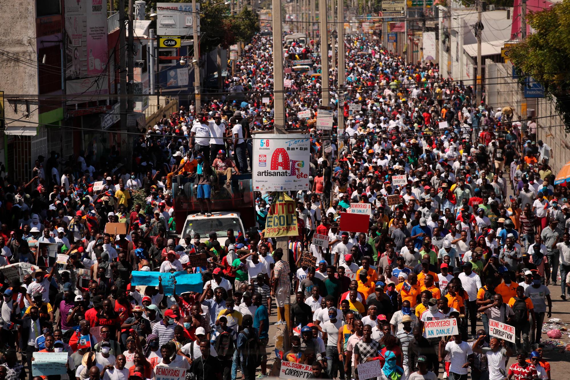 PUERTO PRÍNCIPE (HAITÍ), 14/02/2021.- Miles de manifestantes participan hoy de una protesta contra el Gobierno de Jovenel Moise, en Puerto Príncipe (Haití). Una nueva crisis política estalló en Haití la semana pasada tras la destitución de tres magistrados por decreto del presidente Jovenel Moise, lo que ha elevado las alertas de la comunidad internacional. EFE/ Orlando Barría