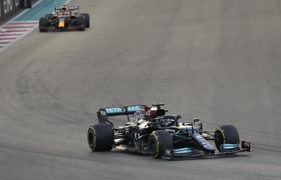 Verstappen destrona a Hamilton al ganar en la última vuelta