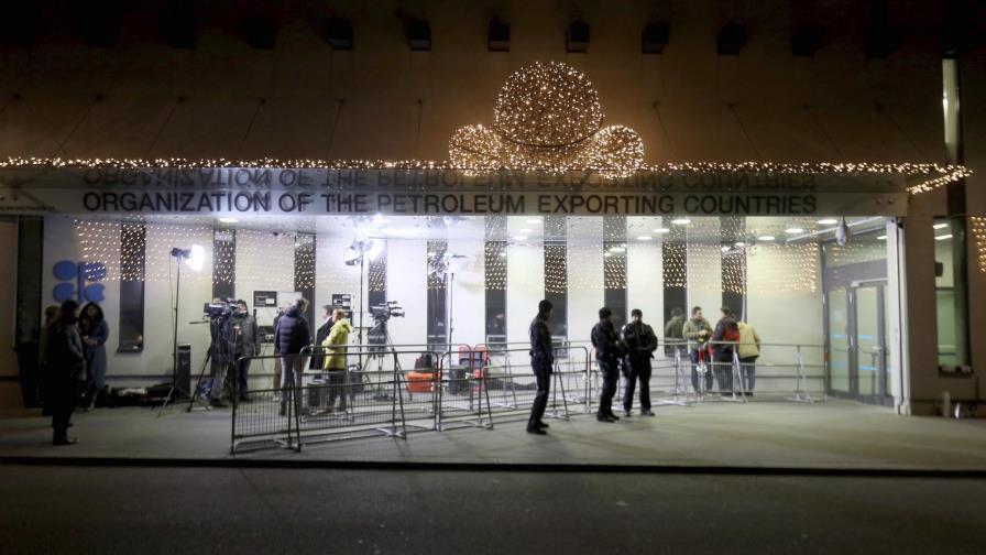 OPEP y Rusia acuerdan reducir producción de crudo