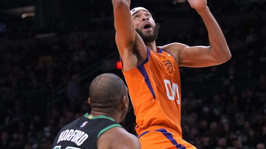 Suns aplastan a Celtics con 21 unidades de McGee