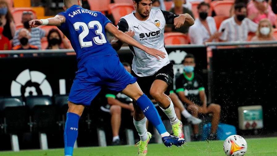 Valencia se sobrepone a expulsión y gana al iniciar La Liga