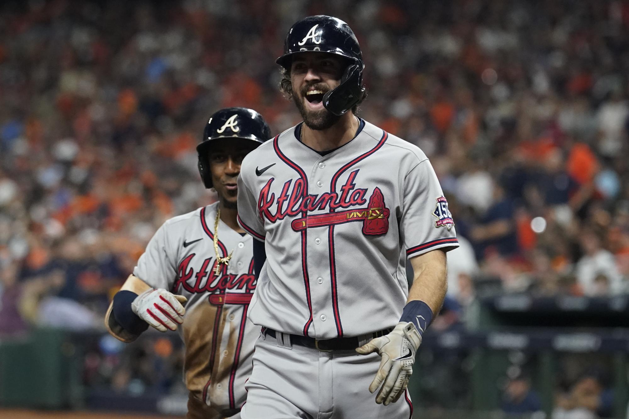 Dansby Swanson,  de los Bravos de Atlanta, festeja luego de conectar un jonrón de dos carreras en el sexto juego de la Serie Mundial ante los Astros de Houston, el martes 2 de noviembre de 2021 