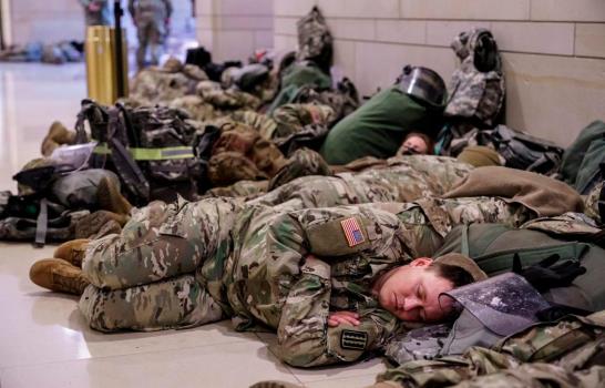 Impensables imágenes de miembros de la Guardia Nacional de EE.UU. durmiendo en el suelo del Capitolio