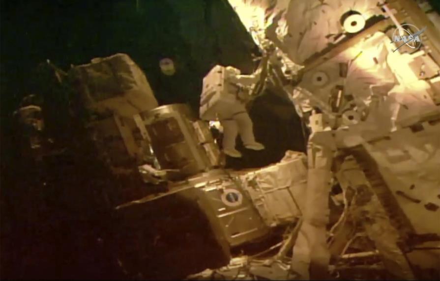 Astronautas realizan última caminata antes de partida