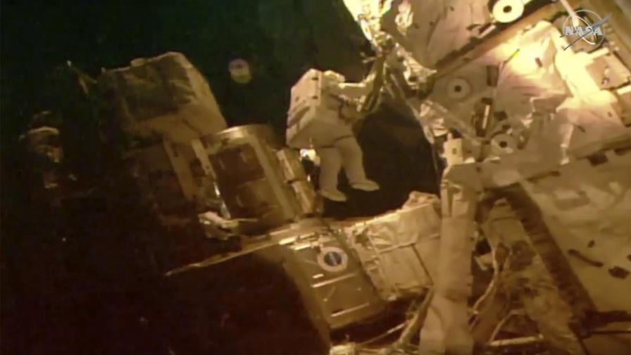 Astronautas realizan última caminata antes de partida Astronautas realizan última caminata antes de partida