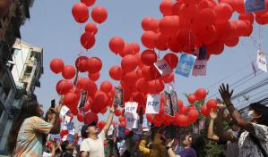Myanmar libera a periodista de BBC, las protestas continúan