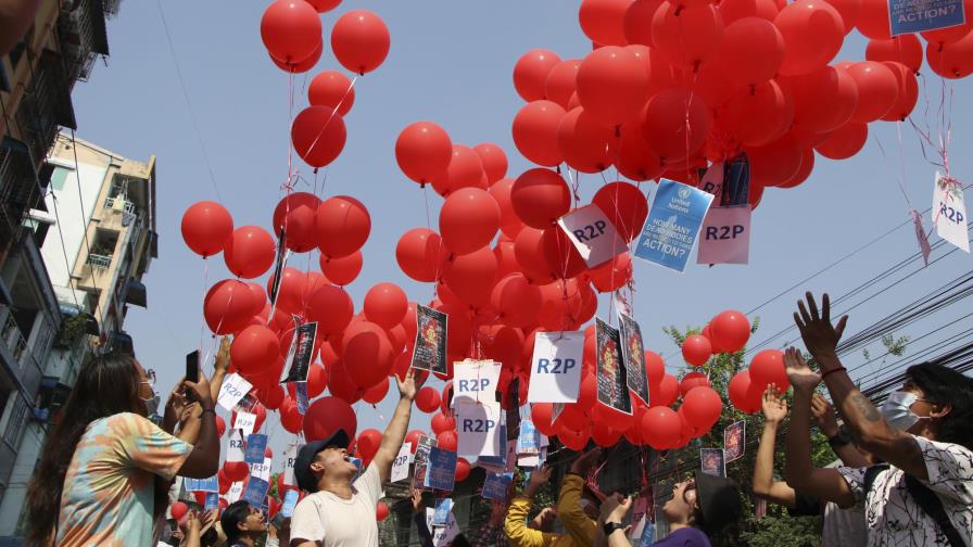 Myanmar libera a periodista de BBC, las protestas continúan