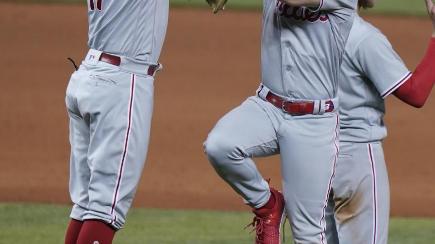 Harper despierta con el bate; Filis vencen a Marlins
