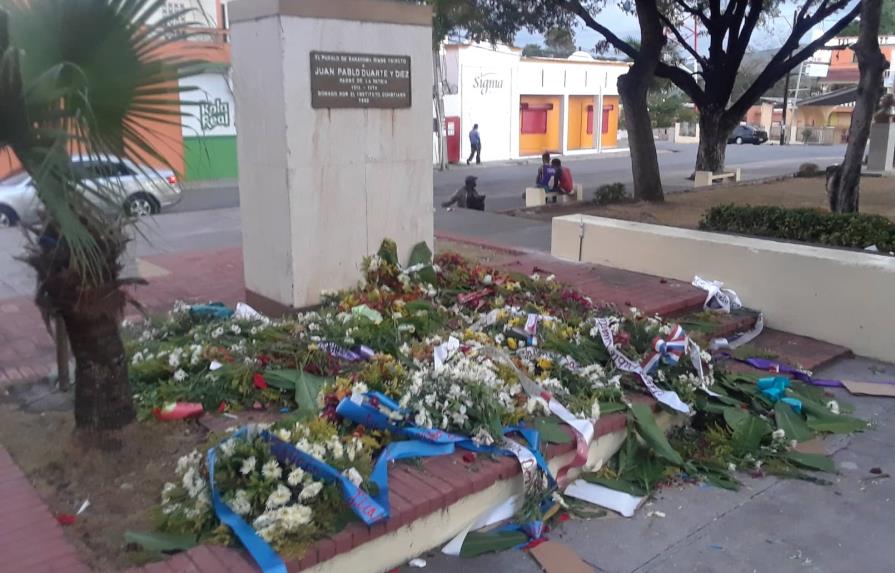 Rompen ofrendas florales a Duarte para vender los palos